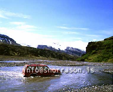 hs003103-01.jpg
Jeep crossing the glacial river Krossá in Thorsmörk