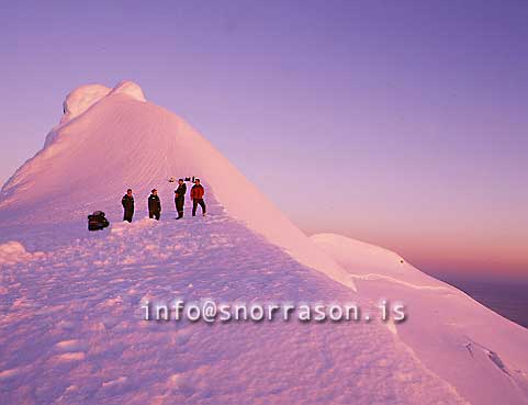 hs001144-01.jpg
Midnightsun at the top of Snaefellsjökull glacier in w - Iceland