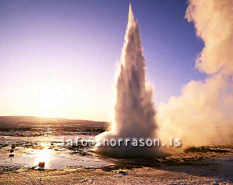 hs000525-01.jpg
Geothermal area in Haukadalur, Strokkur erupting