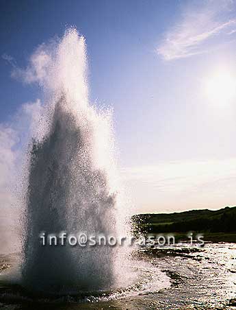 hs000511-01.jpg
Geothermal area in Haukadalur. Strokkur erupting.
