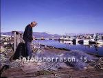 hs001831-01.jpg
sjómaður að laga netin sín
fisherman repairing his nets