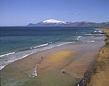 hs001130-01.jpg
Snæfellsjökull, fólk að leik í fjörunni
aerial view to Snafellsjökull glacier, people at the beach