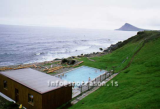 hs006487-01.jpg
Sundlaugin í Trékyllisvík
the amazing swimmingpool in Trékyllisvik in Strandir