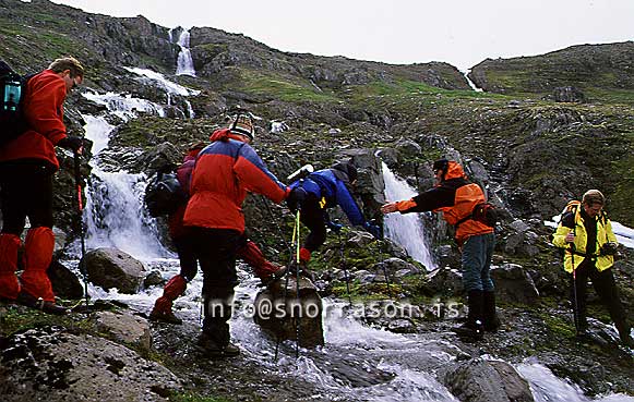 hs006455-01.jpg
göngufólk á Ströndum
frá Reykjafirði