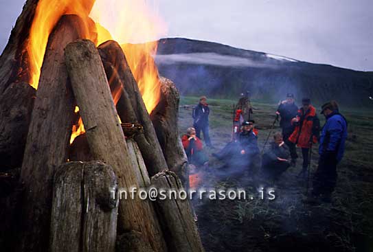 hs006429-01.jpg
varðeldur í Reykjafirði
campfire in Reykjafjordur in Strandir