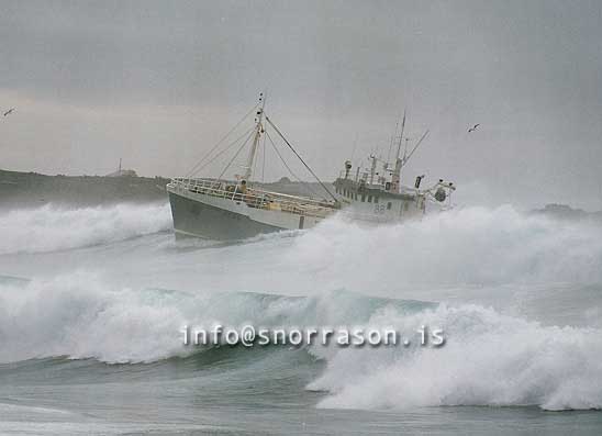 hs007350-01.jpg
innsiglingin í Grindavík, bátur í öldum, surf
