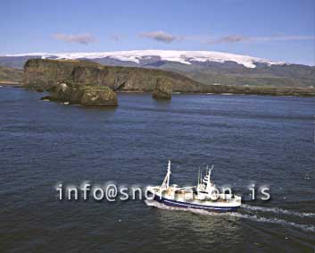 hs001756-01.jpg
Fiskibátur á siglingu, skip og jökull,  Dyrhólaey og Mýrdalsjökull