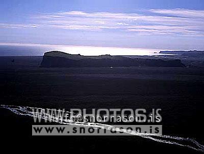 hs011050-01.jpg
vatn og sandur, Mýrdalssandi
from Mýrdalsandur, black sand in the south coast