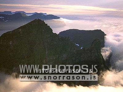 hs001325-02.jpg
Hornbjarg, cliffs in the westfjords, hosting more than
million seabirds and rises up to 550meters