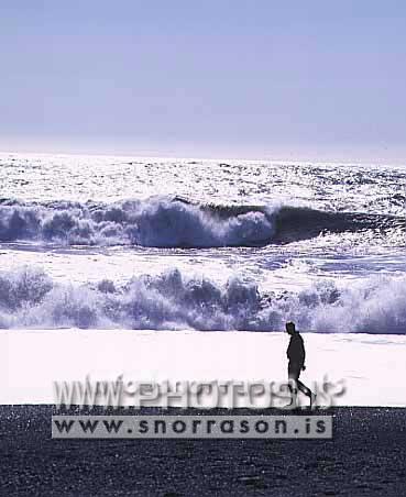 hs009861-01.jpg
maður að ganga, man walking, öldur, brim