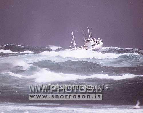 hs007337-01.jpg
Skip í öldudal, ship in surfes