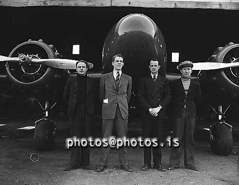 ss07066.jpg
Við Beeckraft vél FÍ 1944. F.v. Ásgeir Magnússon, Örn Johnson, Jóhannes R. Snorrason  og Brandur Tómasson