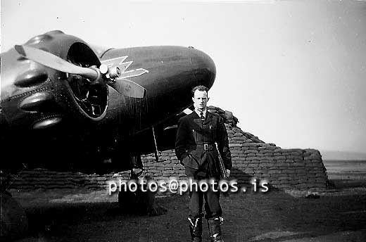 ss07071.jpg
Jóh. R. Snorrasons við Beechcraft TF-ISL á Melgerðismelum 1944