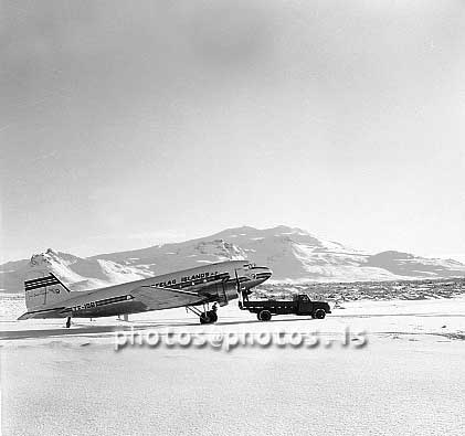 ss07247.jpg
Douglas-flugvél FÍ  á Sandi á Snæfellsnesi 1955