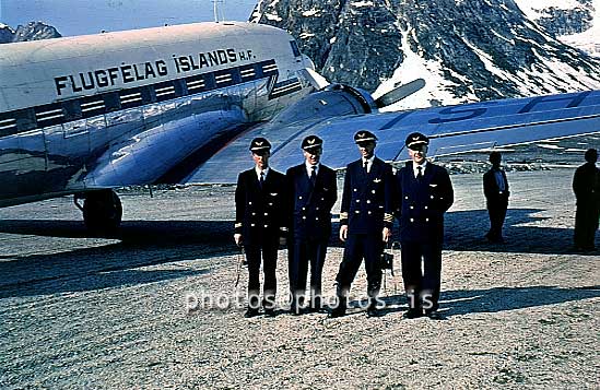 ss07409.jpg
Áhöfn Gljáfaxa í Ikateq 1957. frá v: Ingimar Sveinbjörnsson, Rafn Sigurvinsson, Jóhannes R. Snorrason og Steindór J