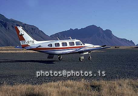 ss07609.jpg
Vél Flugfélags Austurlands á Hornafirði 1978.