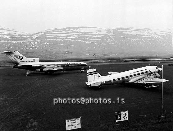 ss07631.jpg
DC 3 á skíðum og B 727
Á Akureyrarflugvelli 1973