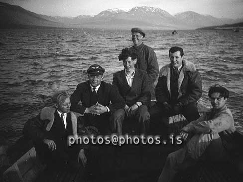 ss07110.jpg
Catalina áhöfn  flutt í land á Akureyri, 1946. F.v. Rafn Sigurvinsson, Smári Karlsson, Hrafnkell Sveinsson og Ari J