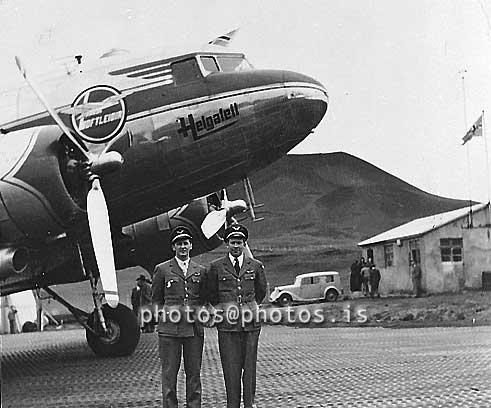 ss07184.jpg
Magnús Guðmundsson og Smári Karlsson við Douglas vél Loftleiða í Vestm. eyjum, 1948