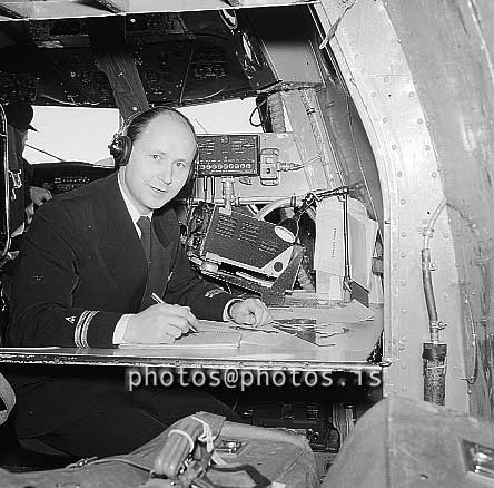 ss07312.jpg
Axel Thorarensen siglingafræðingur um borð  í Sólfaxa FÍ, 1956