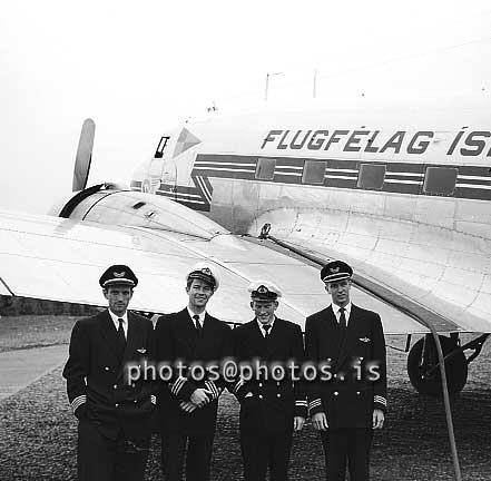 ss07363.jpg
F.v. Snorri Snorrason, Þröstur Sigtryggsson, Sveinbjörn Finnsson og Henning Bjarnason
Landhelgisgæsluflug 1. 0g 2.