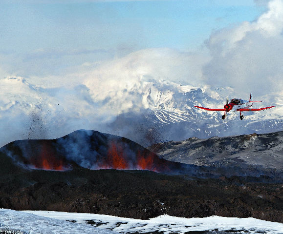 eruption at Eyjafjallajökull. photo taken 24.03.2010.jpg