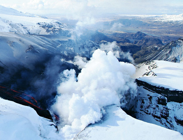 Lava " waterfall". Thormörk in background.jpg