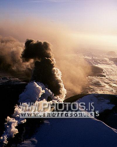 hs007397-01.jpg Hekla, erupting in 2000