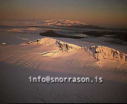 hs004034-01.jpg
Geirvörtur í Vatnajökli, Öræfajökull í baksýn