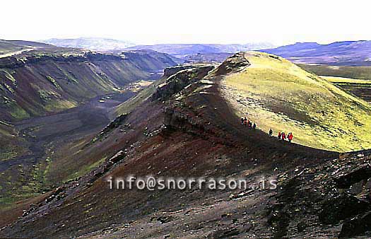 hs012070-01.jpg
hikers in the edge of Eldgjá canion