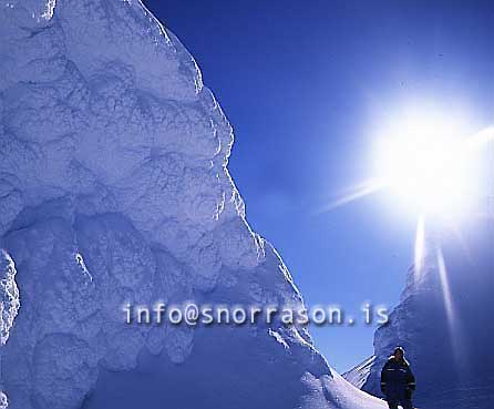 hs012405-01.jpg
á Snæfellsjökli
Traveler enjoying Snaefellsjokull glacier