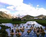 hs012012-01.jpg
fólk í heitalæknum í Landmannalaugum
tourists taking a bath in the warm stream in Landmannalaugar