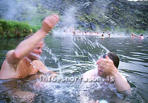 hs011913-01.jpg
fólk í heitalæknum í Landmannalaugum
tourists taking a bath in the warm stream in Landmannalaugar