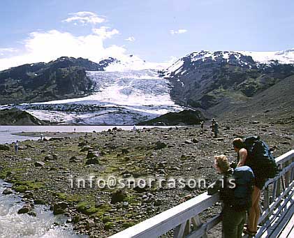 hs011675-01.jpg
göngufólk Við Gígjökul
hikers crossing a bridge near Thorsmork