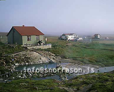 hs011424-01.jpg
Skálinn  og laugin á Hveravöllum
The hut and the warm pool in Hveravellir