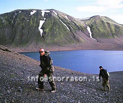 hs010827-01.jpg
ferðamenn á gangi við Fögrufjöll við Langasjó
Hikers near lake Langisjór