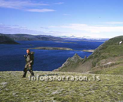 hs010826-01.jpg
ferðamenn á gangi við Fögrufjöll við Langasjó
Hikers near lake Langisjór