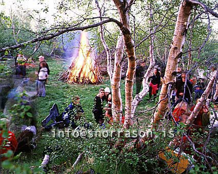 hs010435-01.jpg
people and capfire on Jonsmessa, Mývatn