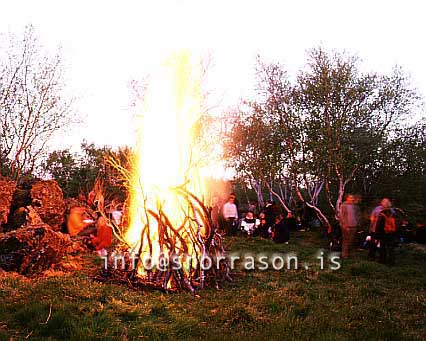 hs010434-01.jpg
varðeldur, kvöldvaka, Jónsmessa
campfire in Mývatn