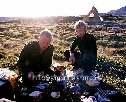 hs010385-01.jpg
ferðamenn að elda mat
tourists cooking