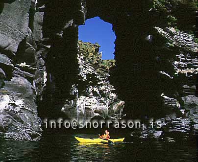 hs010368-01.jpg
kayaking at Hellnar, á Hellnum á Snæfellsnesi