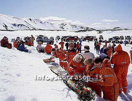 hs010018-01.jpg
fólk að borða uppá jökli, people having lunch on a glacier
