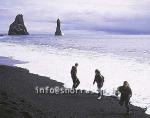 hs009751-01.jpg
fólk að leik í Reynisfjöru
people having fun in Reynisfjara beach