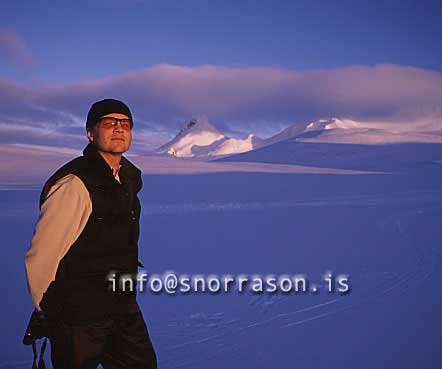 hs009349-01.jpg
við Kerlingafjöll
man in highlands Kerlingafjöll mountains
in background
