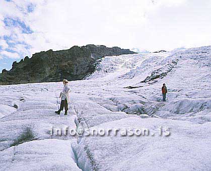 hs009118-01.jpg
Ferðamenn á Gígjökli
Tourists exploring Gigjokull glacier, south Iceland