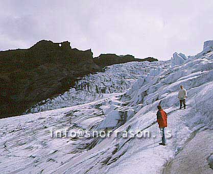 hs009116-01.jpg
Ferðamenn á Gígjökli
Tourists exploring Gigjokull glacier, south Iceland