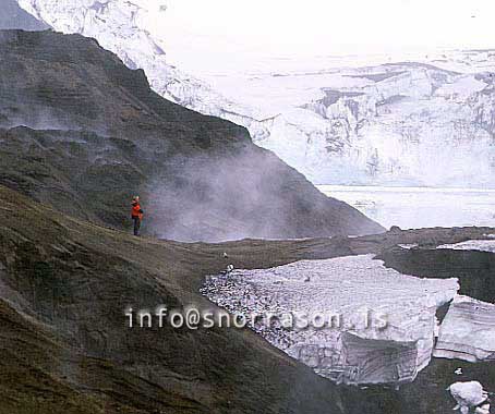 hs009078-01.jpg
Í Grímsvötnum á Vatnajökli
Grimsvötn in Vatnajökull glacier