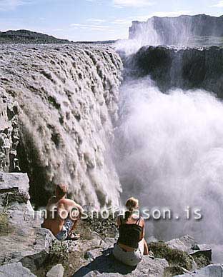 hs008927-01.jpg
Ferðamenn horfa dofallnir á Dettifoss
tourists admiring europe´s largest waterfall