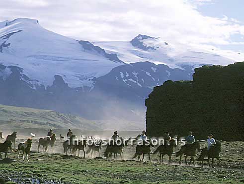 hs008772-01.jpg
Hestamenn ríða í gegnum Tröllagjá í Fljótshlíð
Riders in ridr trough the Tröllajá canion