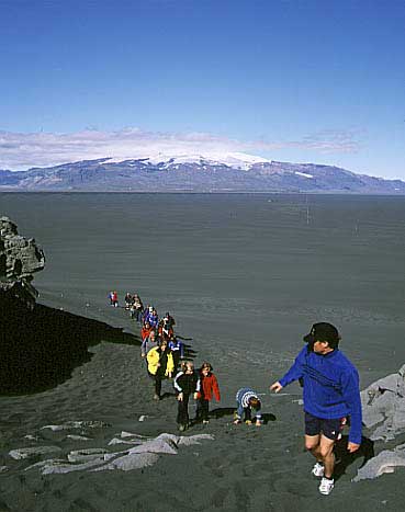 hs008564-01.jpg
Ferðamenn í ingólfshöfða
walking up to Ingólfshofdi se- iceland